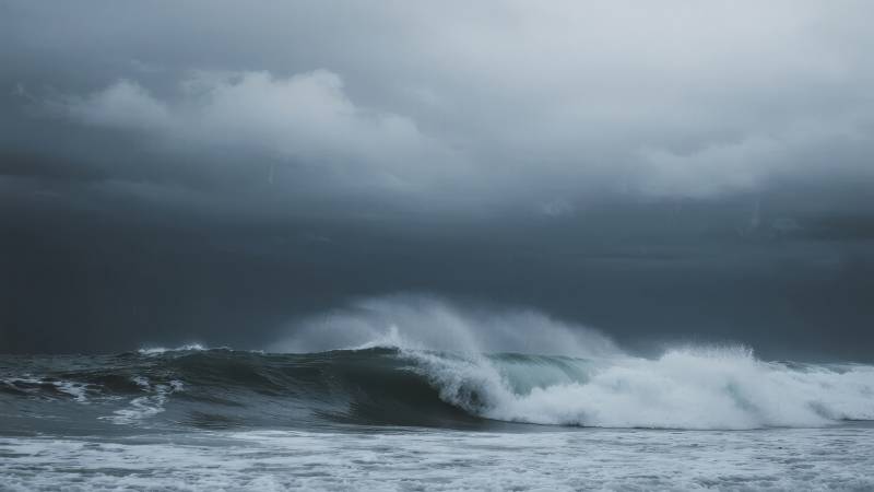 风暴中的巨浪图片