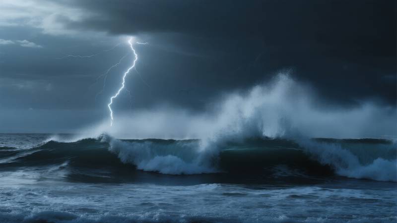 雷电劈海浪图片