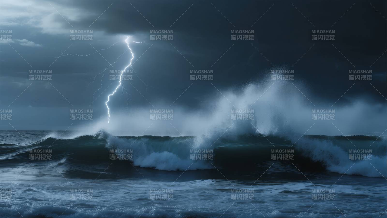 雷电劈海浪图片