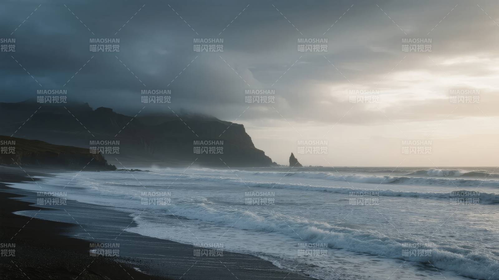 海岸晨曦 浪拍黑沙图片