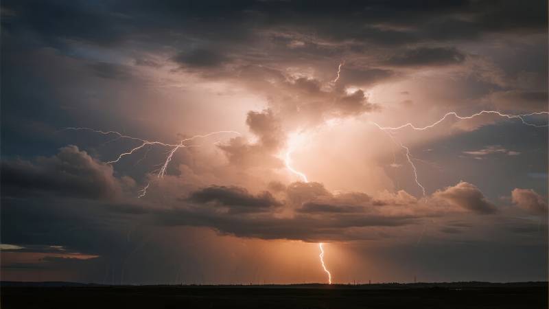 雷电交加夜空图片