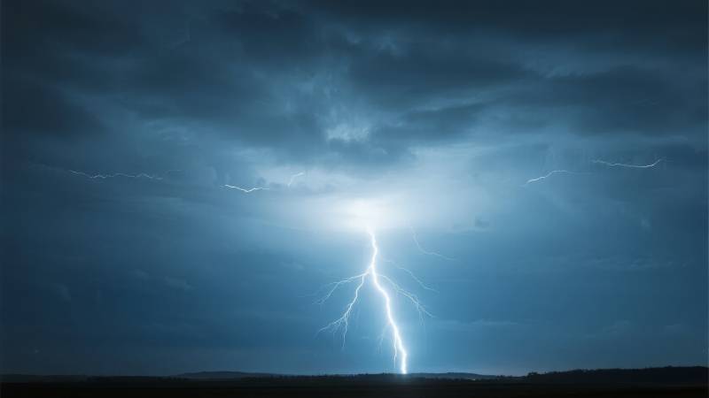 电闪雷鸣夜图片