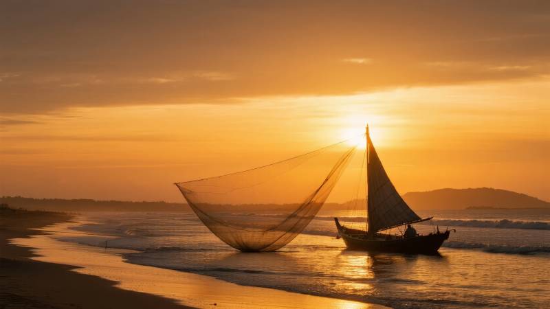 夕阳下的渔船剪影图片