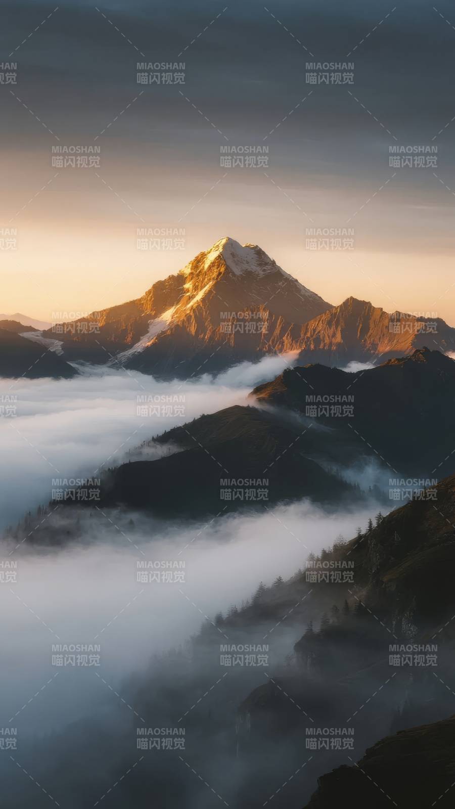 云海映雪峰图片