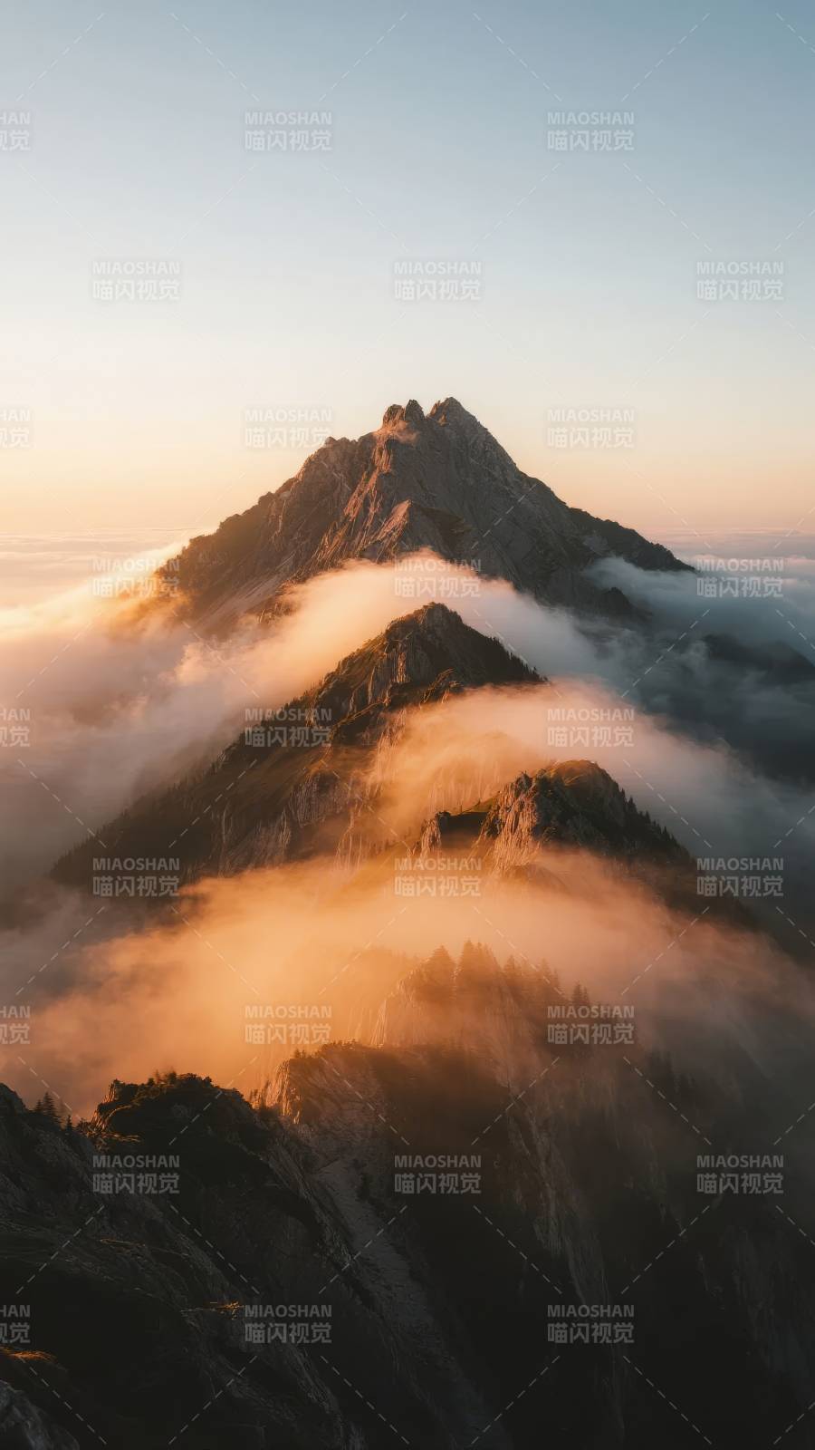 云海峰巅晨曦图片