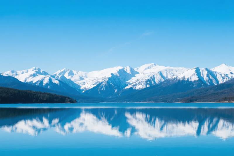 雪山湖镜图片