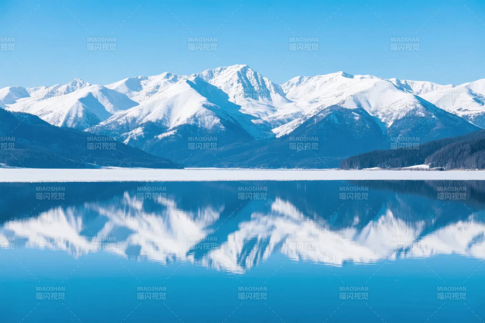 雪山倒影湖中图片