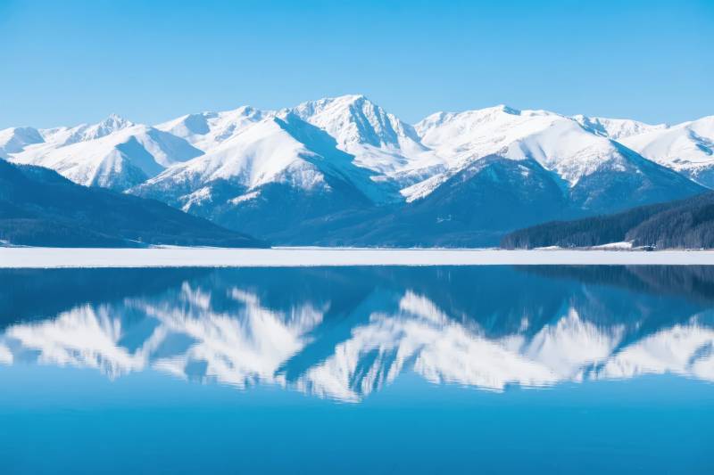 雪山倒影湖中图片