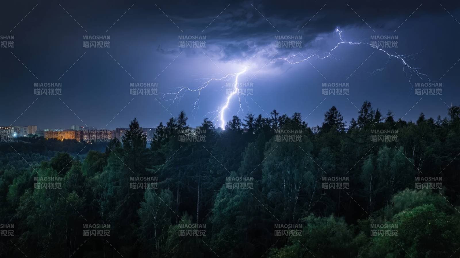 雷电划破夜空图片