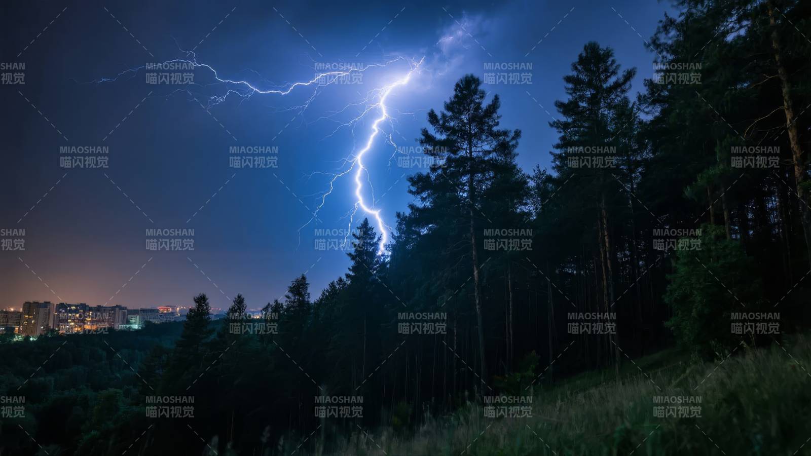 雷电划破夜空图片