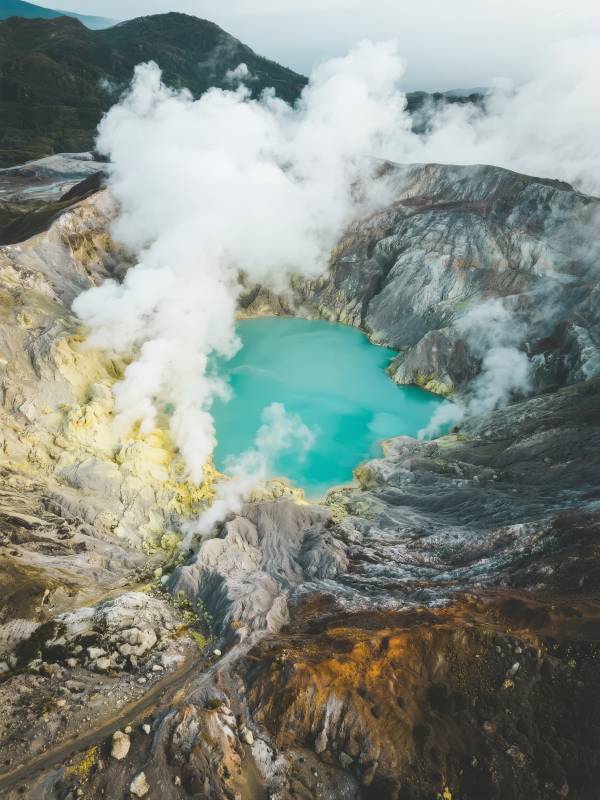 火山口湖烟雾缭绕图片