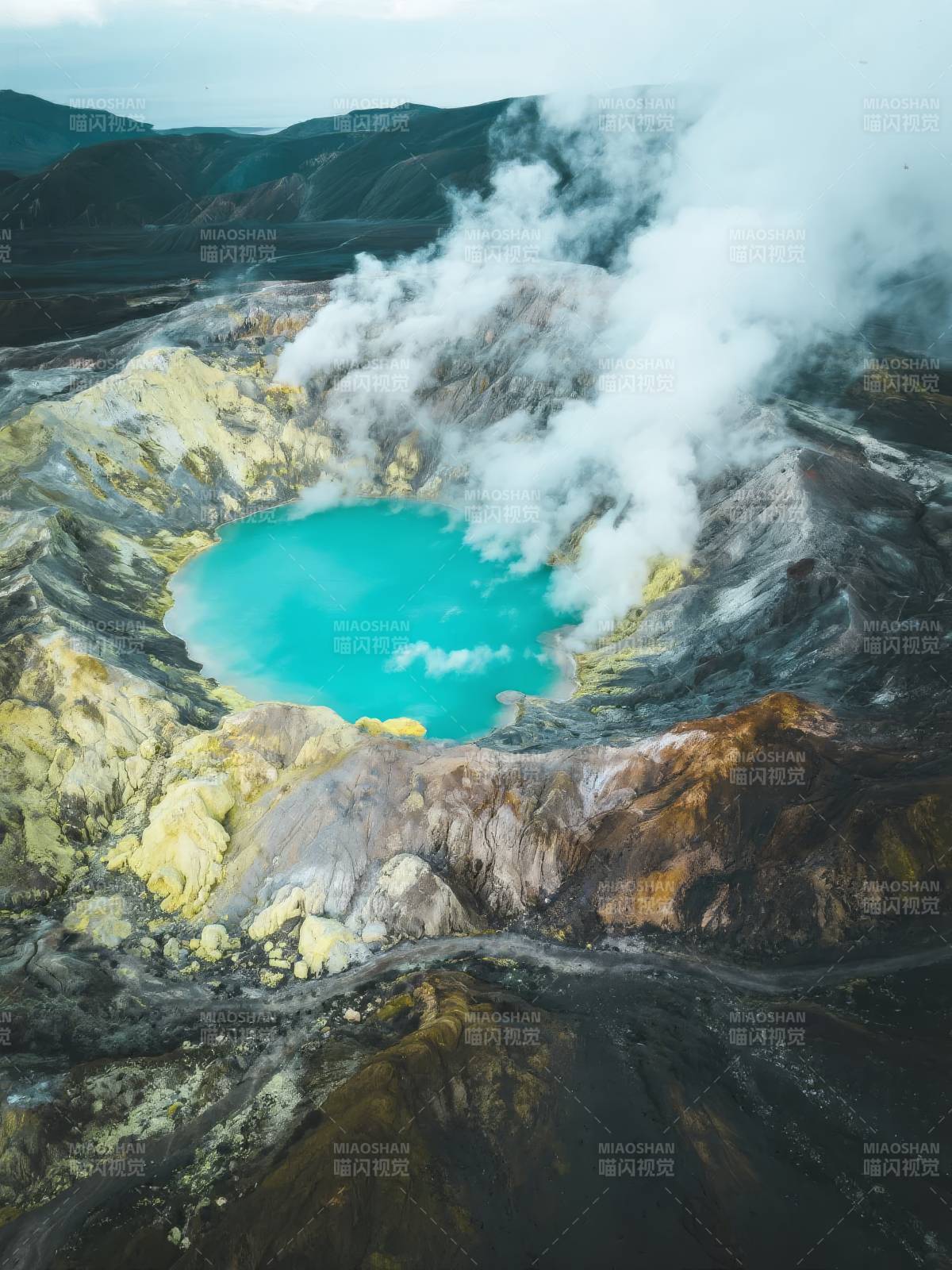 火山口湖烟雾缭绕图片