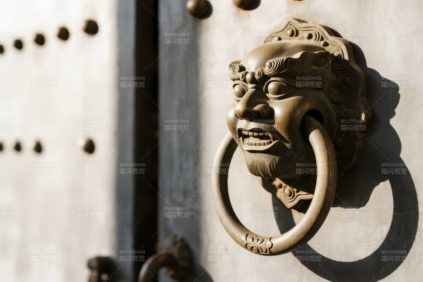 古铜兽首门环图片