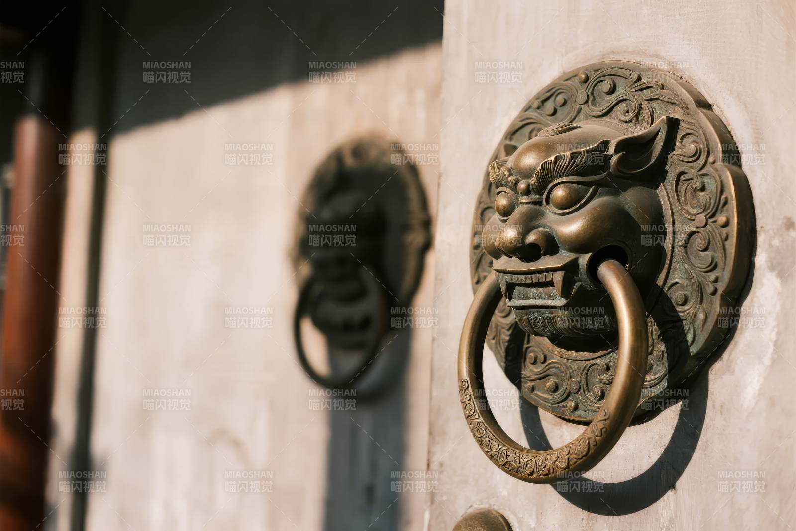 古铜门环 狮首威严图片