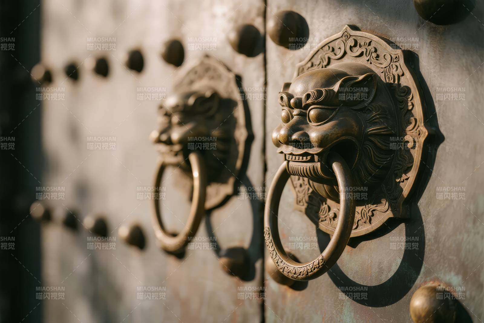 铜狮门环古韵图片