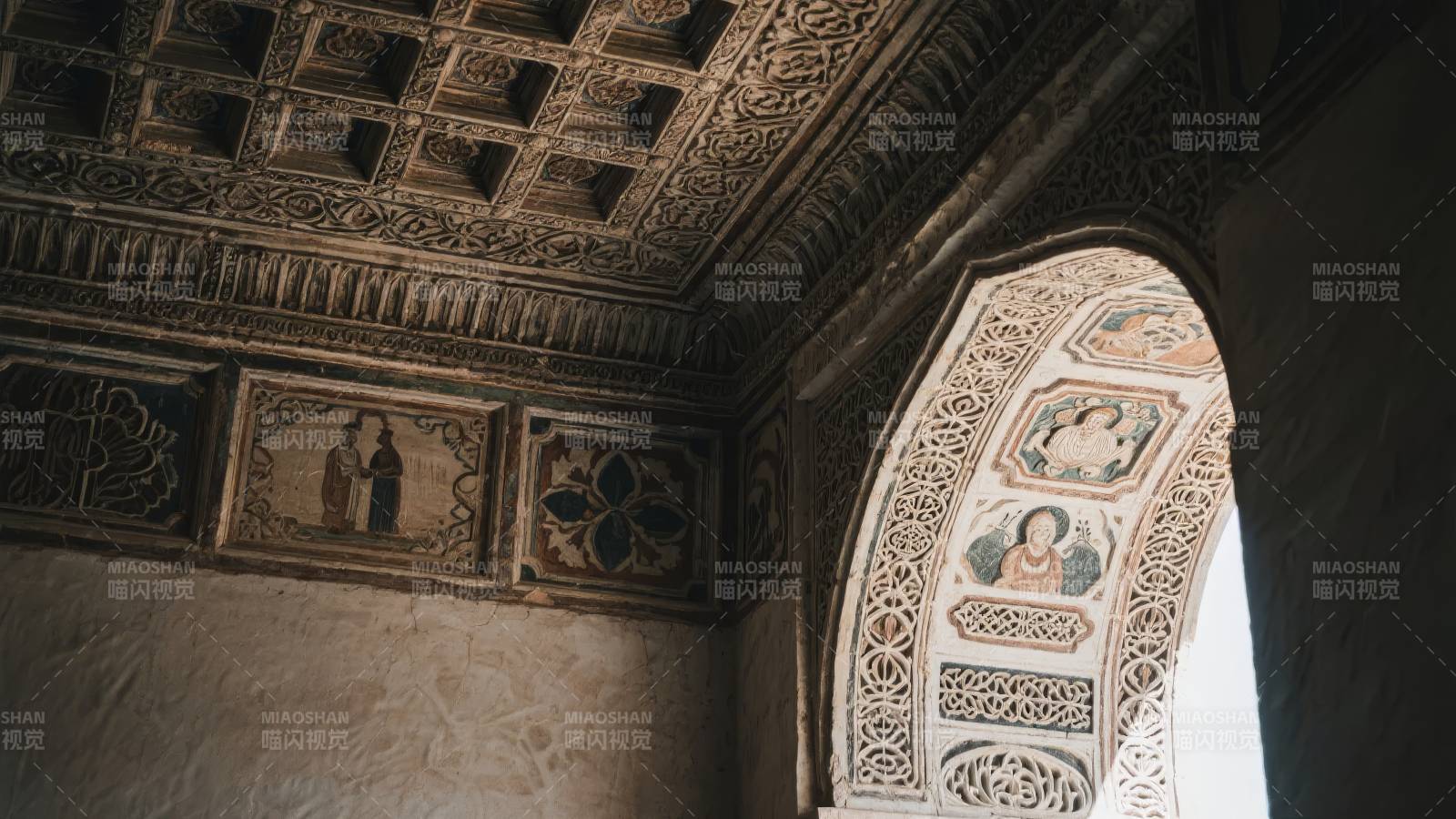 古建筑精美拱门图片