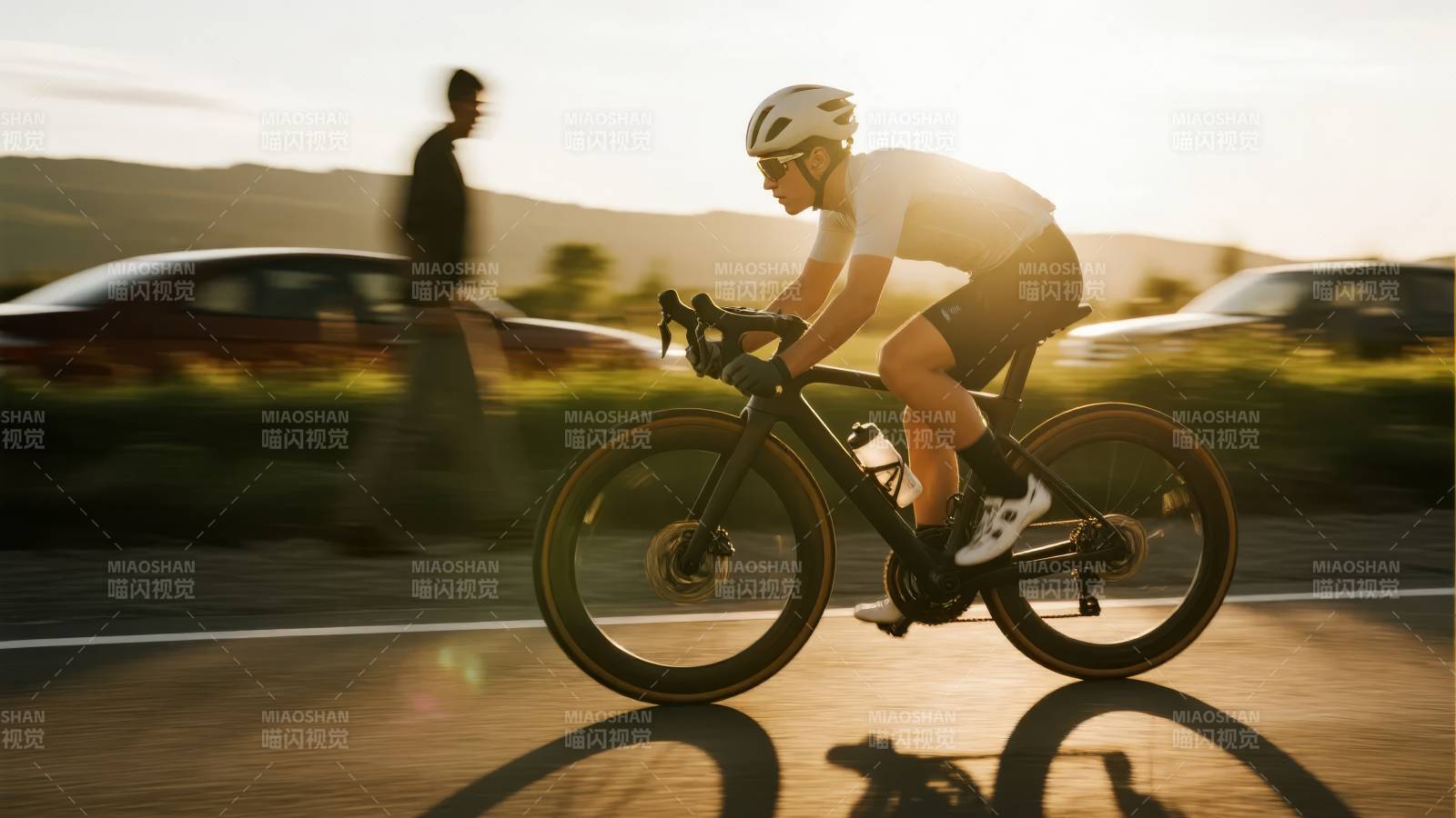 骑行者疾驰公路图片
