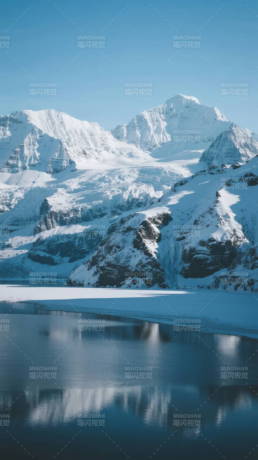 雪山倒影湖光图片