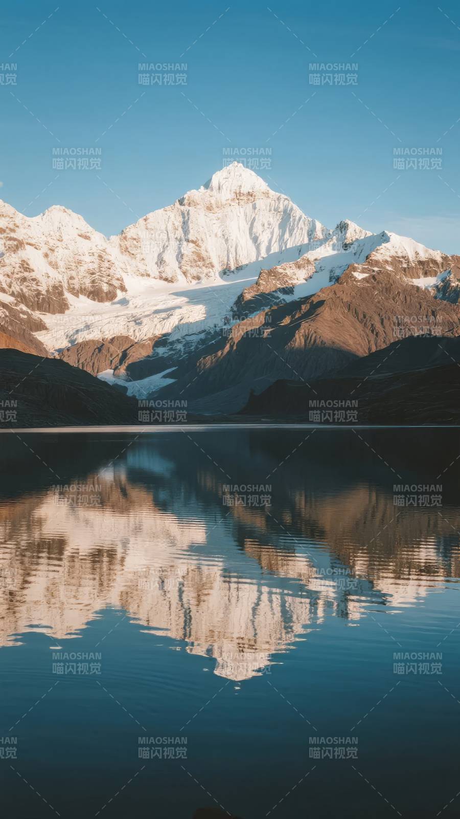 雪山倒影湖中图片