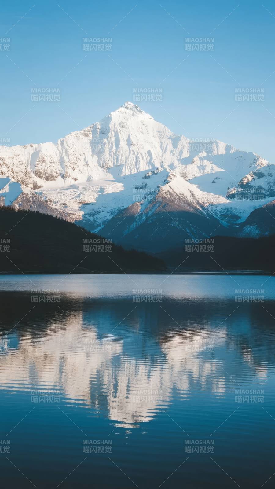 雪山倒影湖中图片