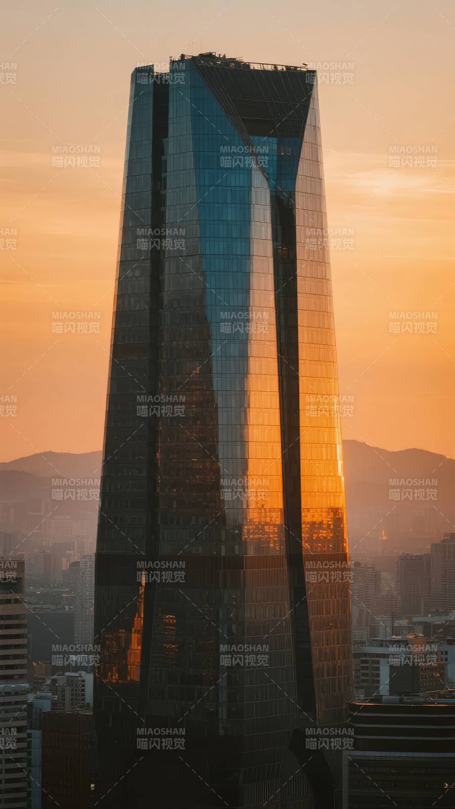 夕阳映照摩天楼图片