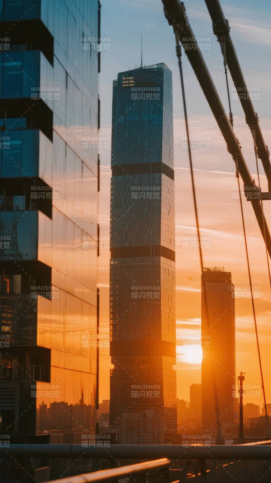 夕阳下的城市天际线图片