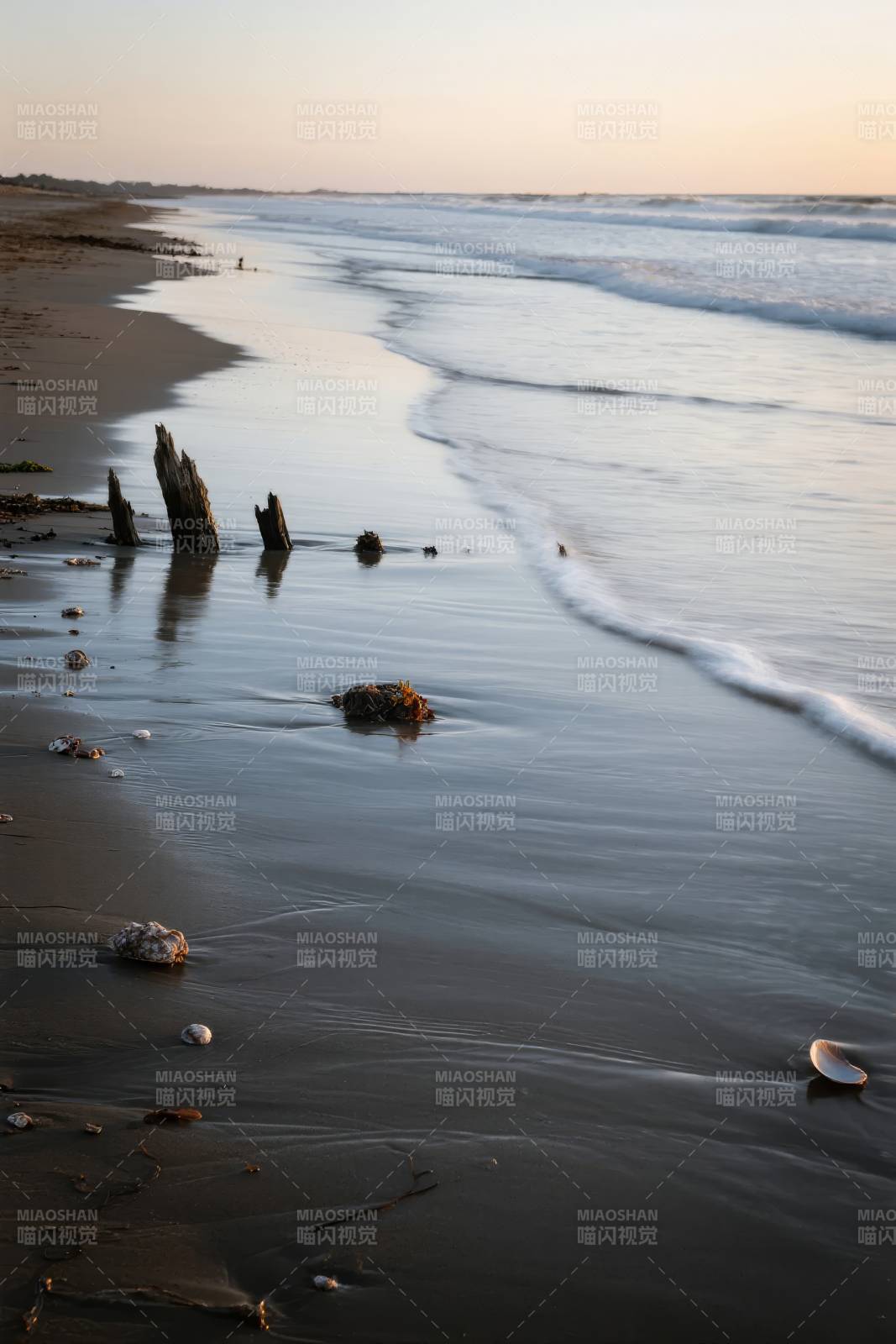 黄昏海滩静谧景图片