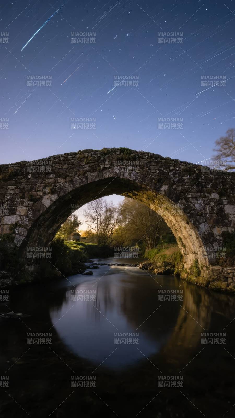 星轨映古桥图片