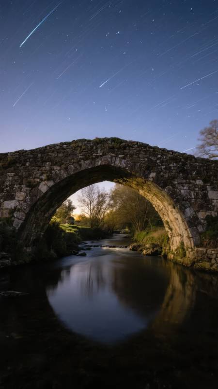 星轨映古桥图片