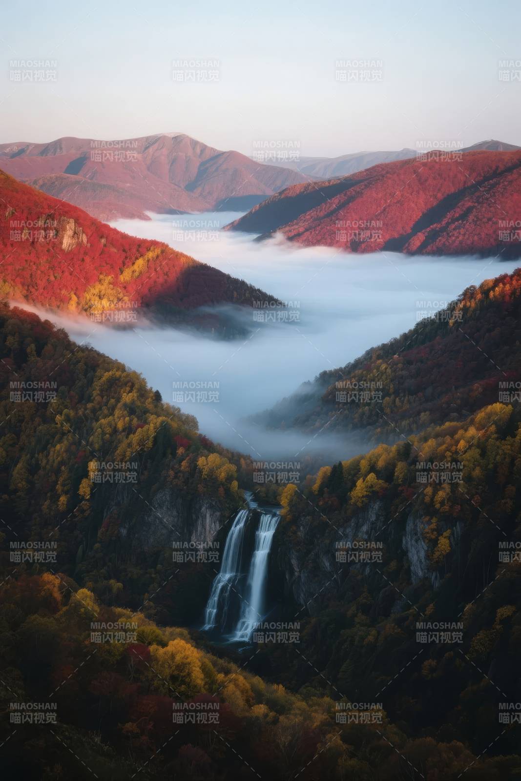 秋山雾瀑图片