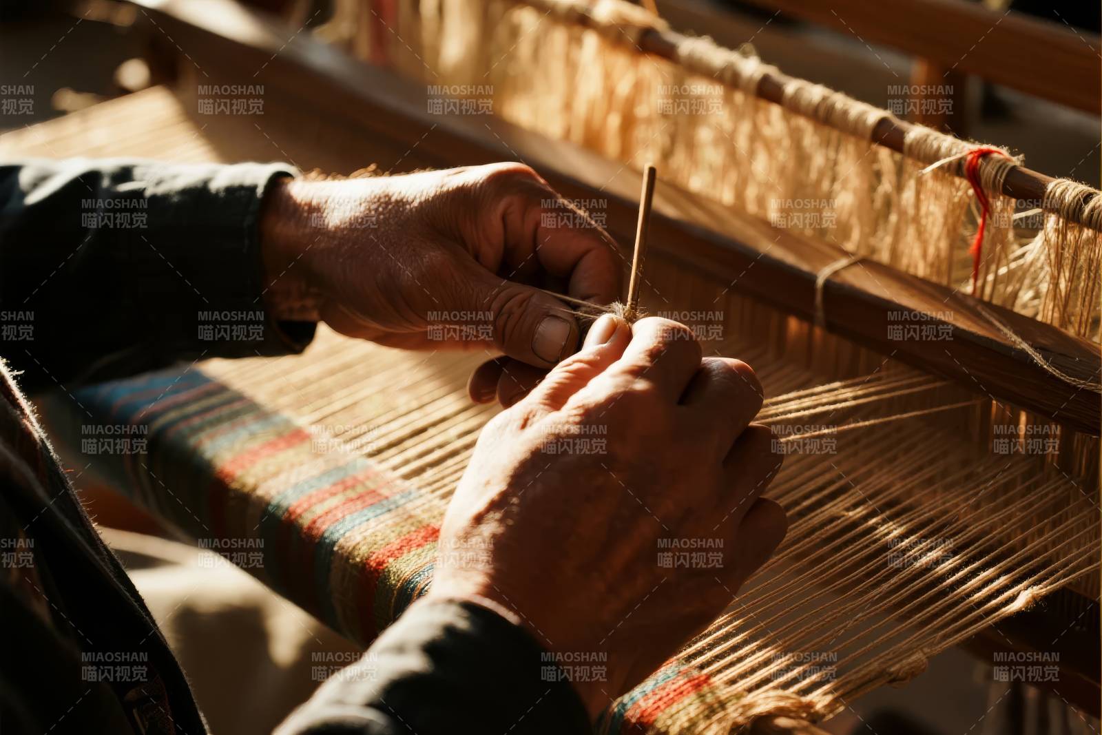 织布匠人巧手编织图片