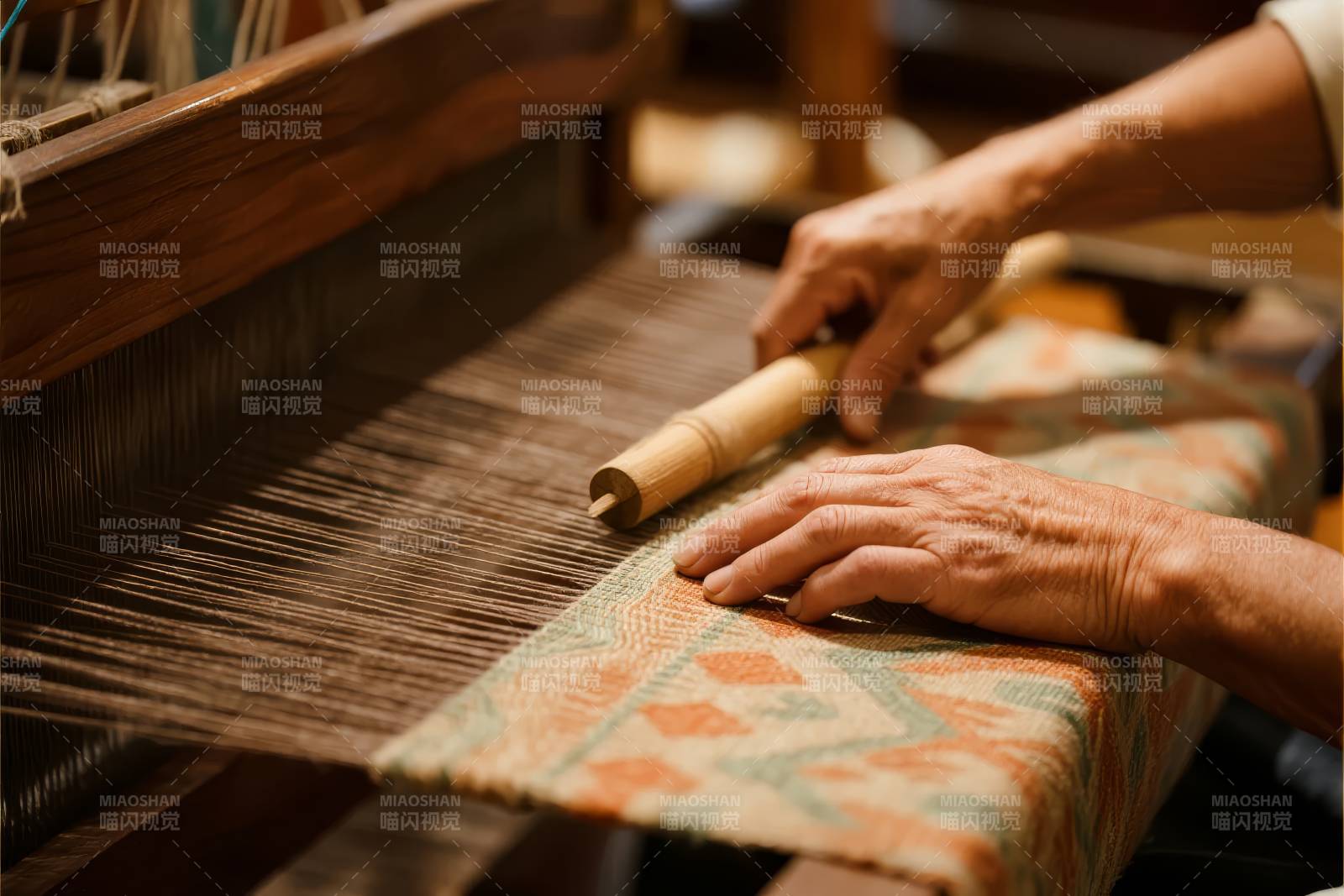 织布匠人手工编织图片