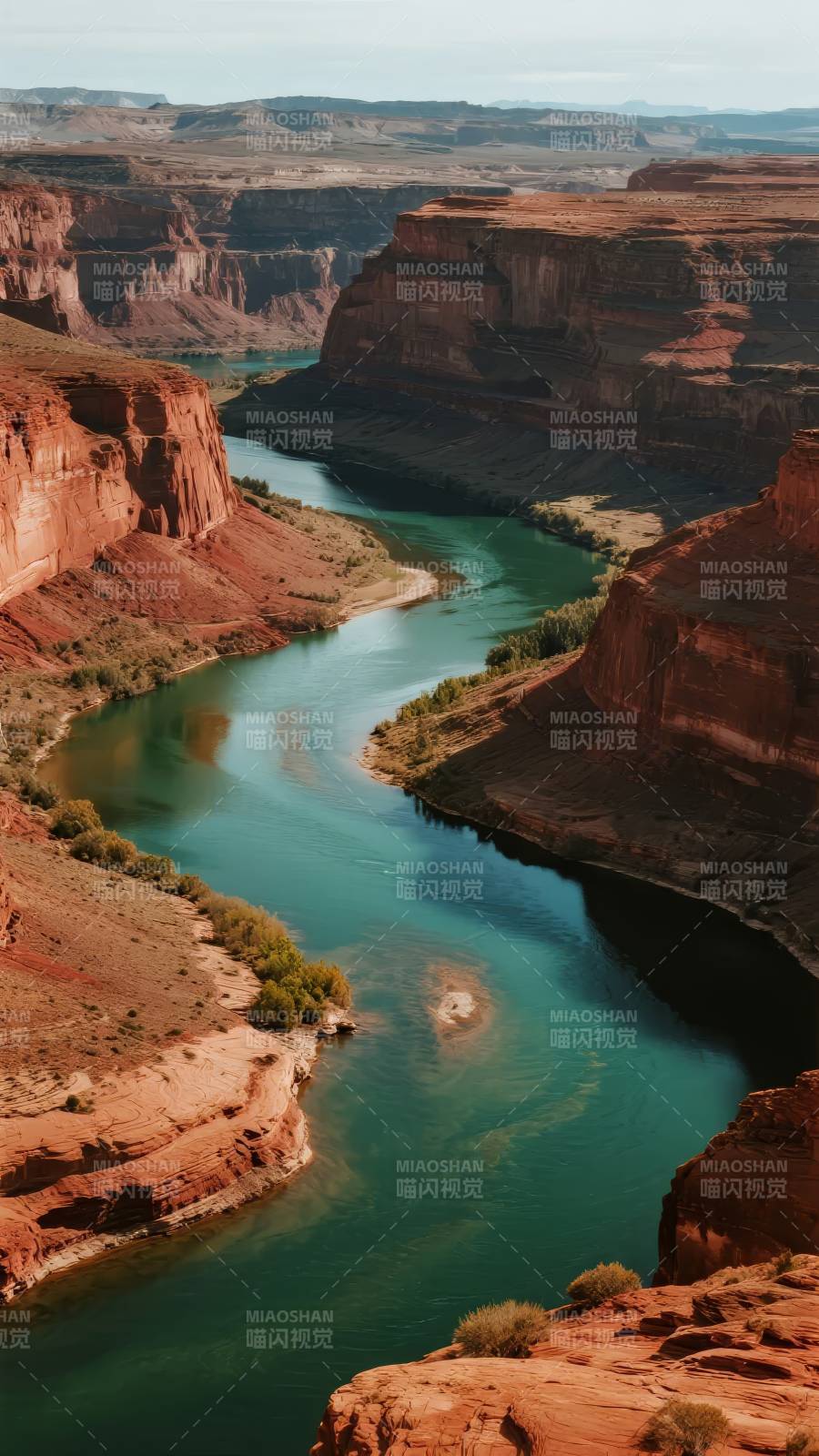 峡谷碧水蜿蜒图片