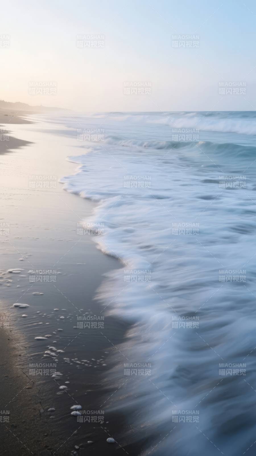 海浪轻抚沙滩图片