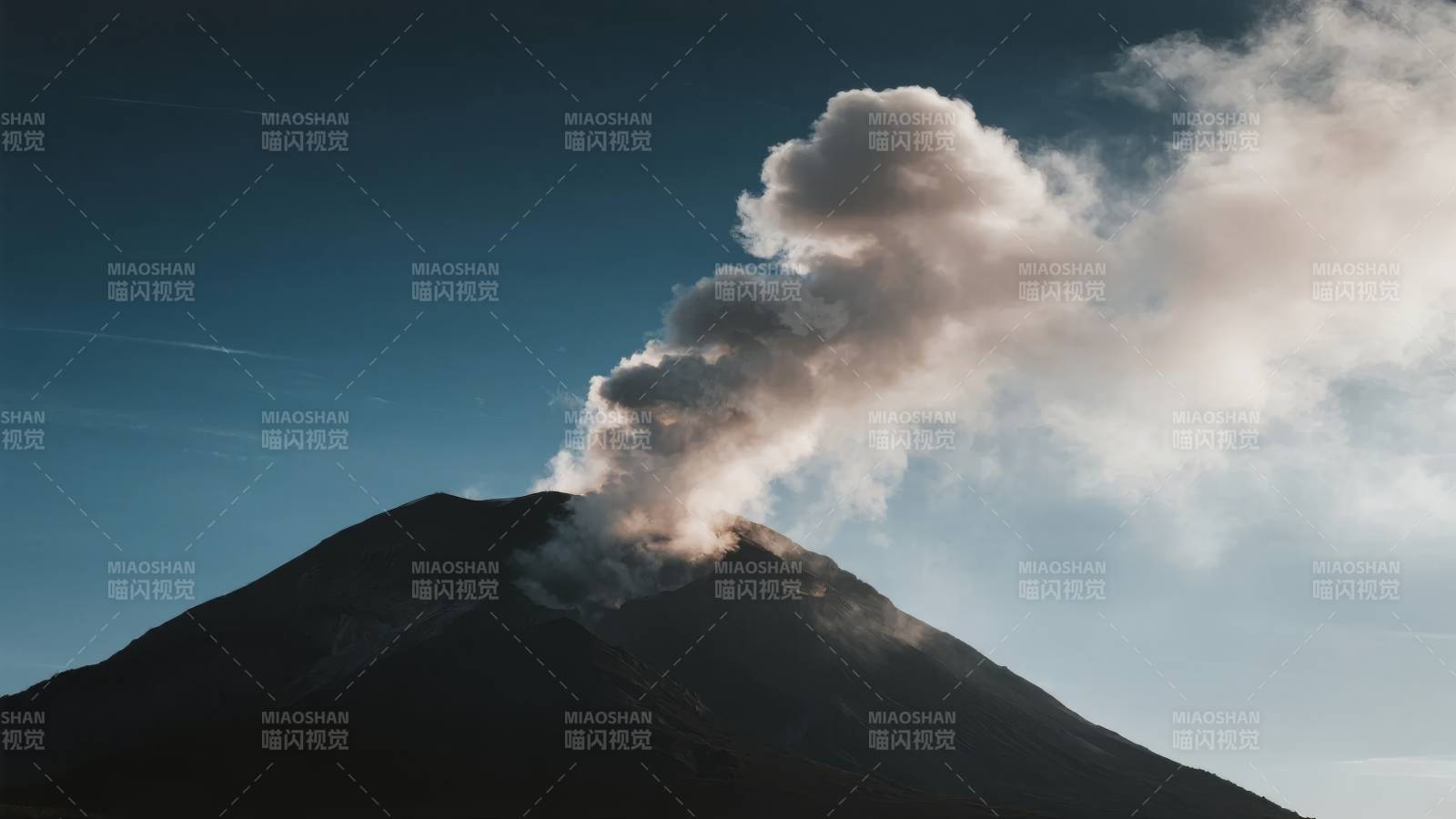 火山喷发烟云升腾图片
