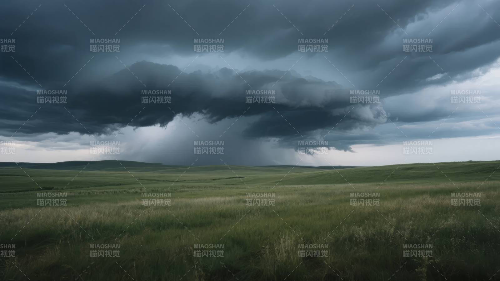 风暴来临前的草原图片