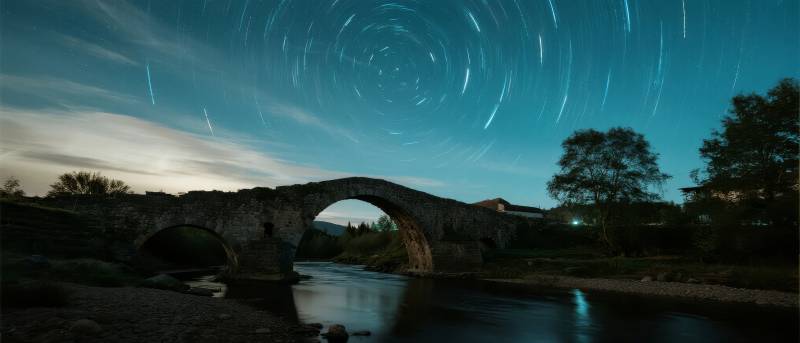 星轨下的古桥夜景图片