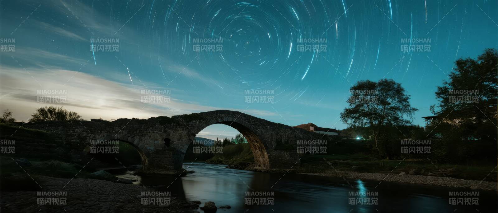 星轨下的古桥夜景图片
