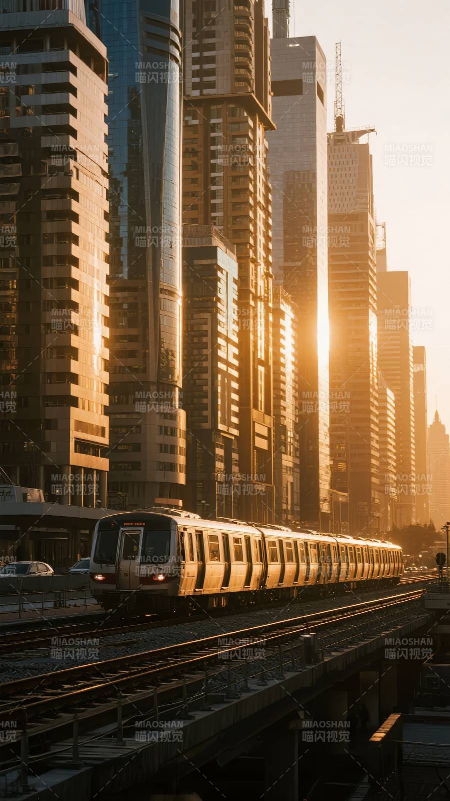 都市晨光中的地铁图片
