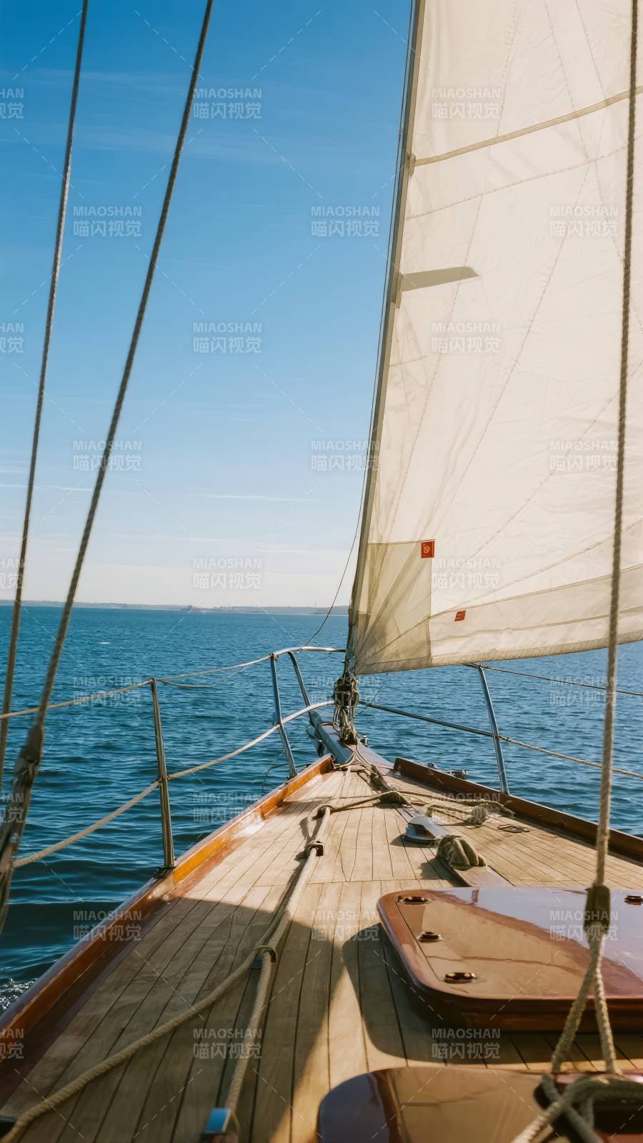 帆船远航 海天一色图片