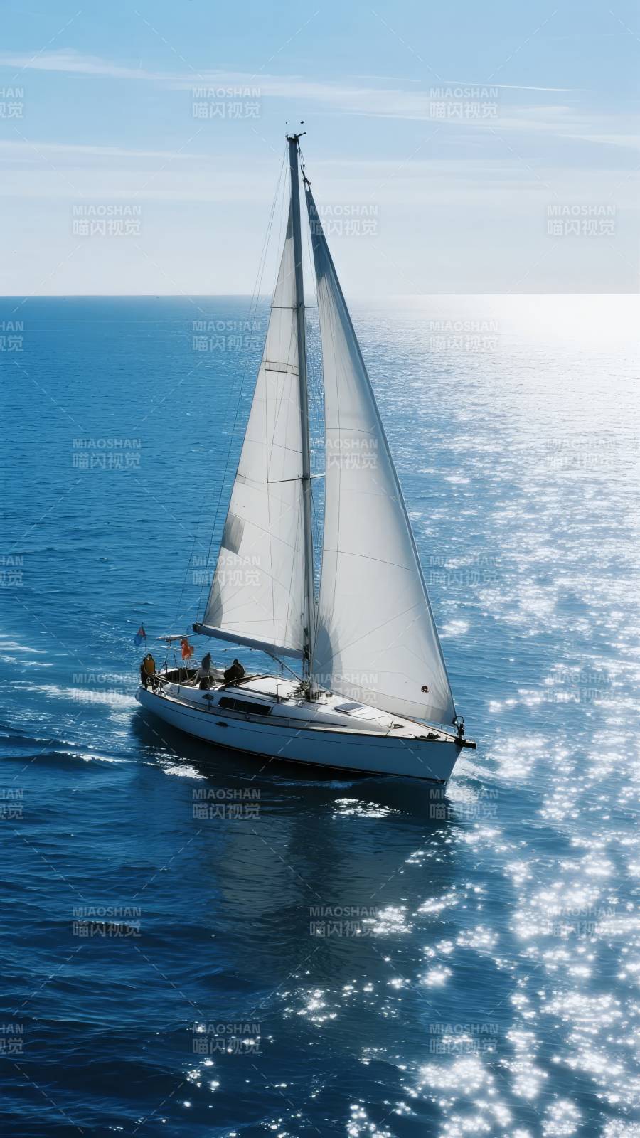 帆船破浪前行图片