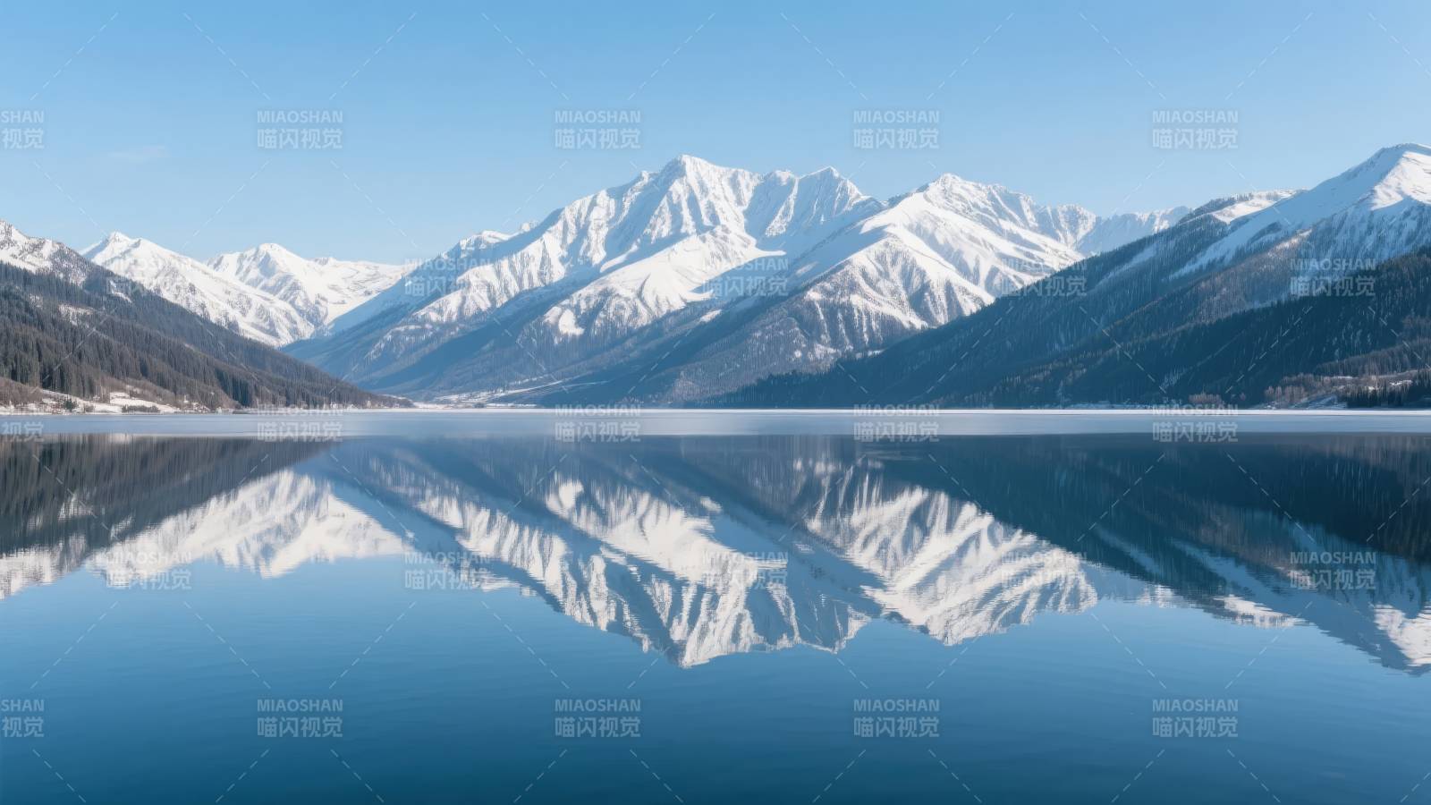 雪山倒影湖中图片