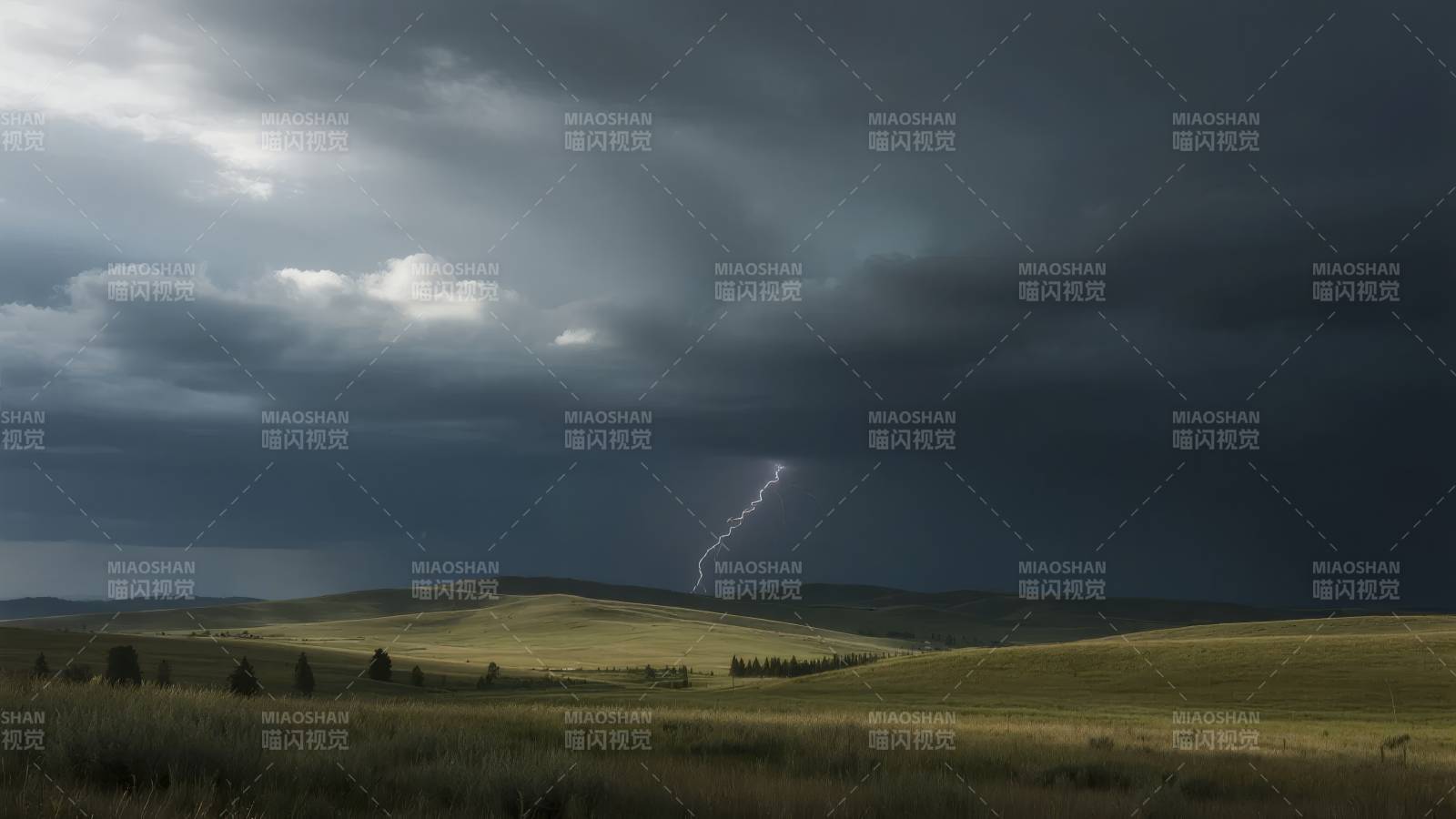 雷电划破草原夜空图片