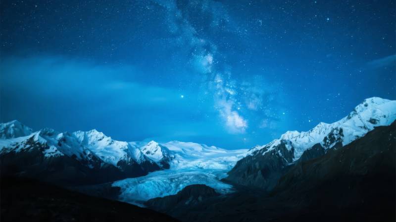 星河映雪山图片