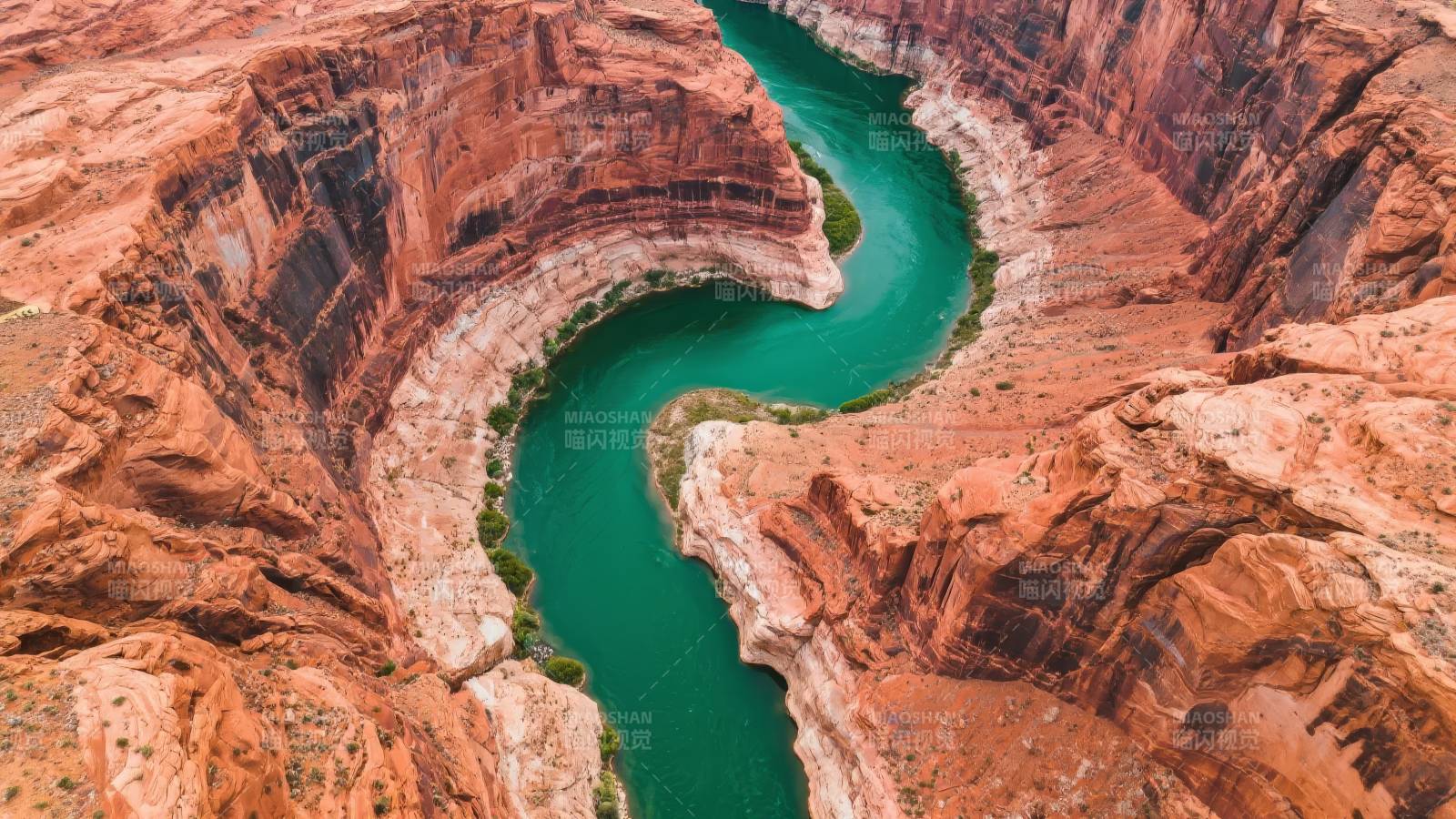 峡谷碧水蜿蜒图片
