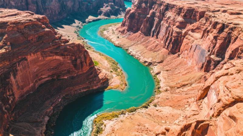 峡谷碧水蜿蜒图片
