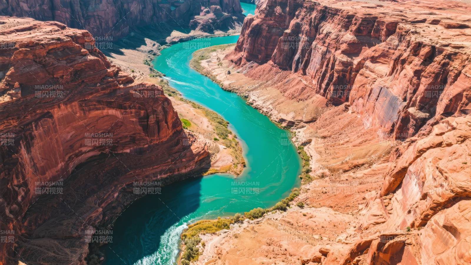 峡谷碧水蜿蜒图片