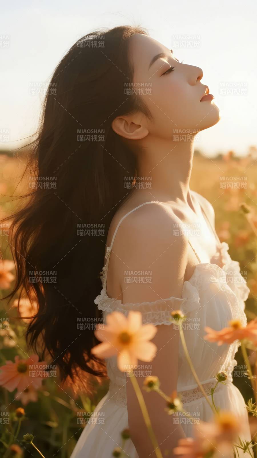 花间少女静享阳光图片