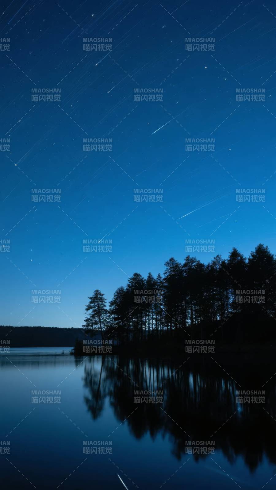 星轨映湖夜景图片