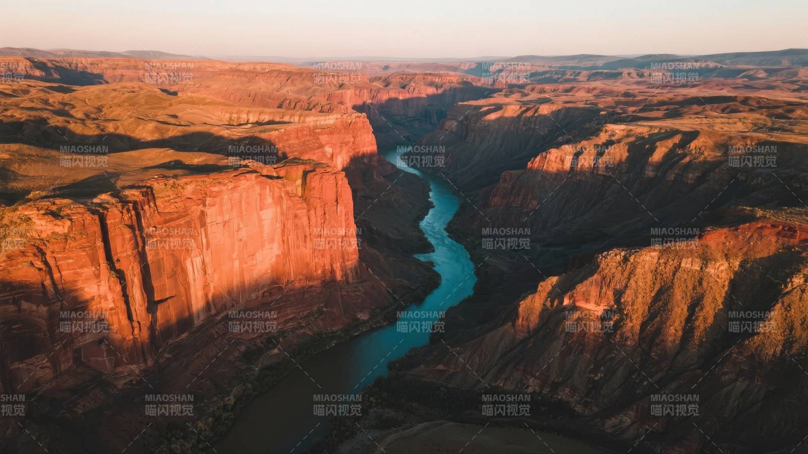 峡谷夕照 河蜿蜒图片